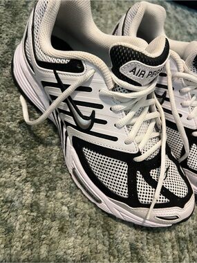 Men’s Nike Air Pegasus White and Black Running Sneakers Size 8